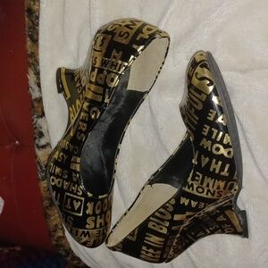 Prima de Amore Wedges, black & gold, printed, patent leather look, sz 7
